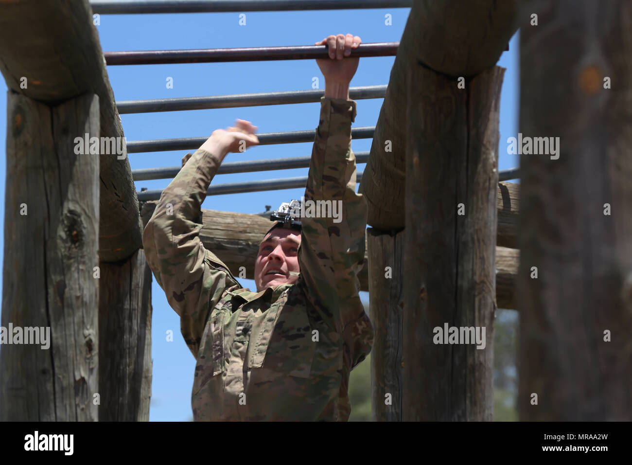 La CPS de l'armée américaine. Hunter Stradley, affecté à la brigade de production de Cyber, participe à la course à obstacles au cours de l'événement 2017 Network Enterprise Technology Command (NETCOM) Concours meilleur guerrier à Fort Huachuca, Az., 15 mai 2017. Le concours est un événement d'une semaine exténuante que tester les compétences, les connaissances et le professionnalisme des soldats représentant le NETCOM organisations subordonnées de partout dans le monde. (U.S. Photo de l'armée par la CPS. Le coing C. Lanford) Banque D'Images