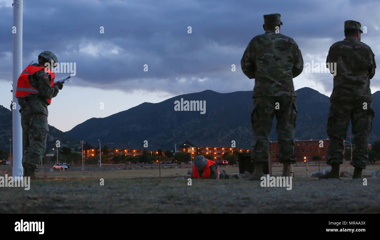 Les soldats de l'armée américaine, affecté au réseau Enterprise Technology Command (NETCOM), prépare la nuit urbaine pendant la course d'orientation 2017 NETCOM Meilleur guerrier à la concurrence, de Fort Huachuca Az., le 17 mai 2017. Le concours est un événement d'une semaine exténuante que tester les compétences, les connaissances et le professionnalisme des soldats représentant NETCOM's organisations subordonnées à travers le monde. (U.S. Photo de l'armée par la CPS. Le coing C. Lanford) Banque D'Images