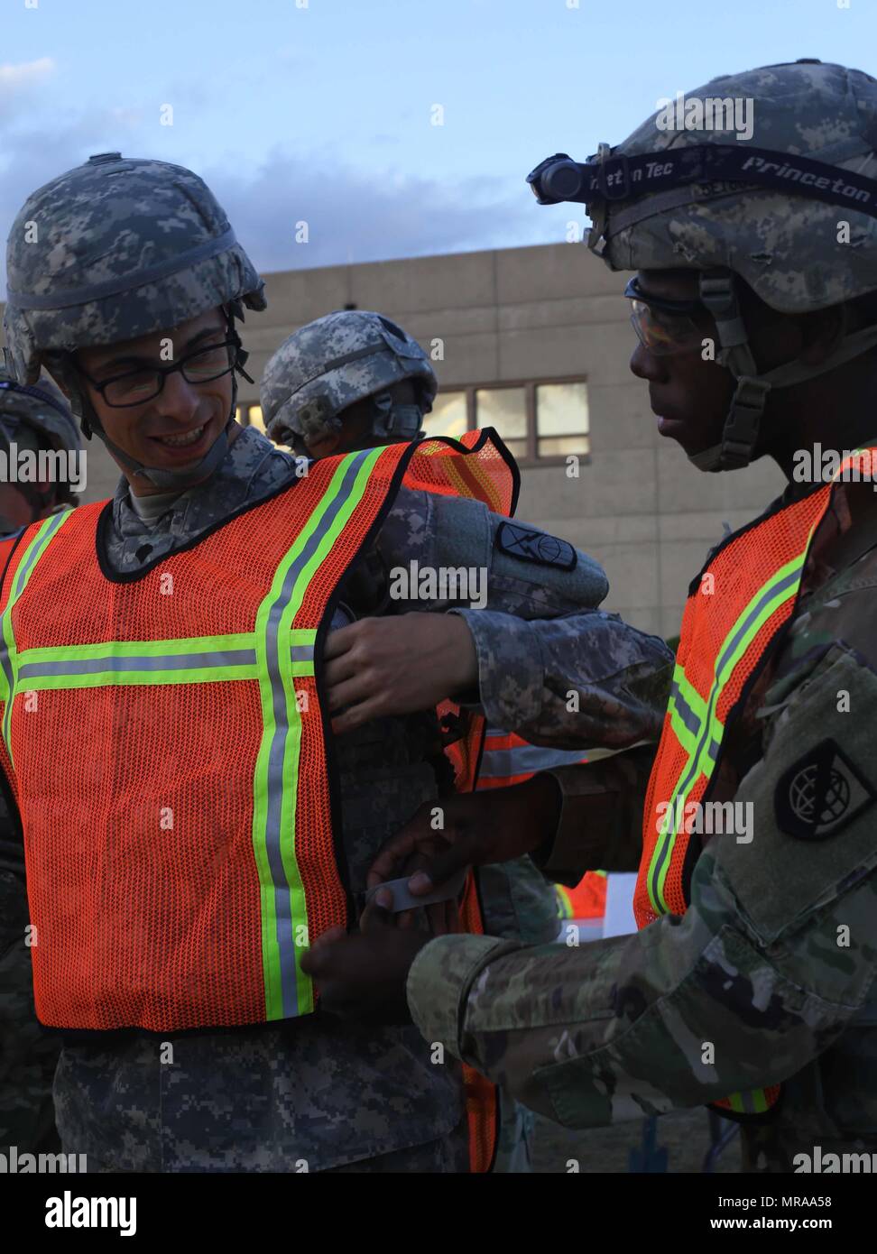 La CPS de l'armée américaine. Stephen Calderone, attribué à 160e Brigade du signal de l'armée américaine, l'activité du signal - Koweït, et Sgt. Eric Taylor, affectés au siège de l'entreprise et de l'Administration centrale (HHC) Network Enterprise Technology Command (NETCOM), préparer leurs gilets de protection routière avant de participer à la course d'orientation de nuit urbaine pendant la compétition meilleur guerrier NETCOM 2017 à Fort Huachuca, Az., 16 mai 2017. Représentant des organisations de partout dans le monde, 11 soldats canadiens en compétition pour le titre de meilleur guerrier NETCOM 2017. (U.S. Photo de l'armée par la FPC. Elizabeth Brown) Banque D'Images