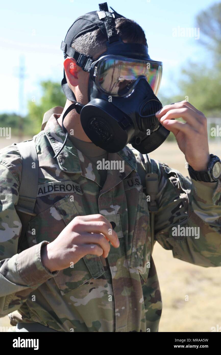 La CPS de l'armée américaine. Stephen Calderone, attribué à 160e Brigade du signal de l'armée américaine, l'activité du signal - Koweït, assure son masque à gaz pendant le guerrier et tâches des exercices de combat à l'événement 2017 Network Enterprise Technology Command (NETCOM) Concours meilleur guerrier à Fort Huachuca, Az., le 18 mai 2017. Le concours est un événement d'une semaine exténuante qui teste les compétences, les connaissances et le professionnalisme des soldats représentant 11 organisations subordonnées de Netcom. (U.S. Photo de l'armée par la FPC. Elizabeth Brown) Banque D'Images