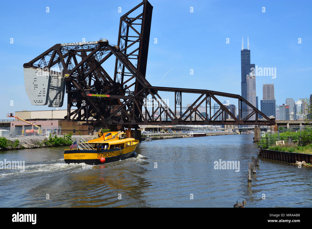 Un taxi de l'eau transporte des passagers de Ping Tom Parc dans le quartier de Chinatown au nord vers le centre-ville de Chicago Loop. Banque D'Images