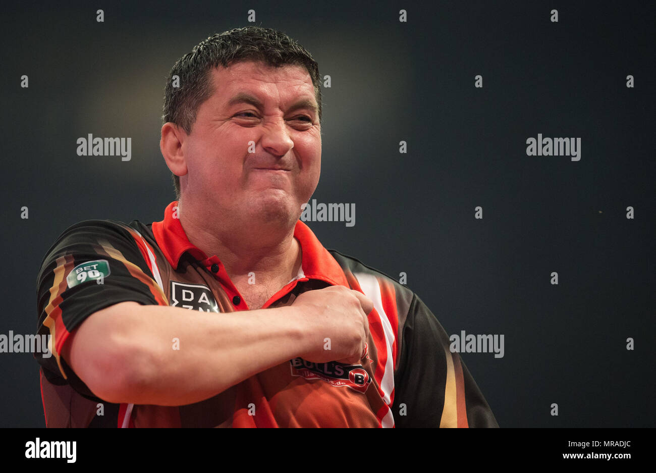 25 mai 2018, l'Allemagne, Gelsenkirchen : joueur autrichien Mensur Suljovic célèbre au German Masters 2018 de fléchettes du PDC World Series. Photo : Friso Gentsch/dpa Banque D'Images