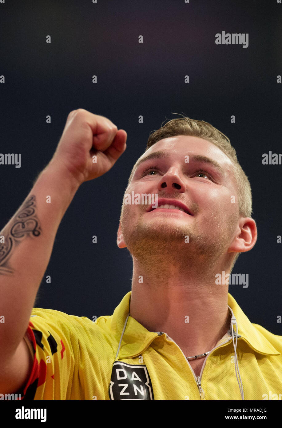 25 mai 2018, l'Allemagne, Gelsenkirchen : joueur belge Dimitri Van den Bergh célèbre au German Masters 2018 de fléchettes du PDC World Series. Photo : Friso Gentsch/dpa Banque D'Images