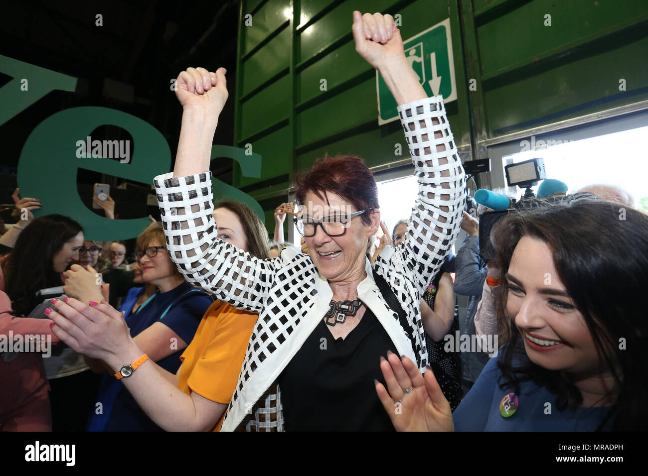 Dublin, Irlande, 26 mai 2018. Centre de comptage - RDS. Photo Pro Féministe et militante de choix qui ont cofondé la Coalition d'abroger le Huitième amendement en 2013, Ailbhe Smyth parler aux médias lorsqu'ils arrivent sur le compte de Dublin Centre, à partir de l'organisation d'un référendum du 36e amendement à la Constitution, le projet de loi 2018 dans le RDS. Photo : Sam Boal/RollingNews.ie &# 38 ;&# 35;13 ; Banque D'Images