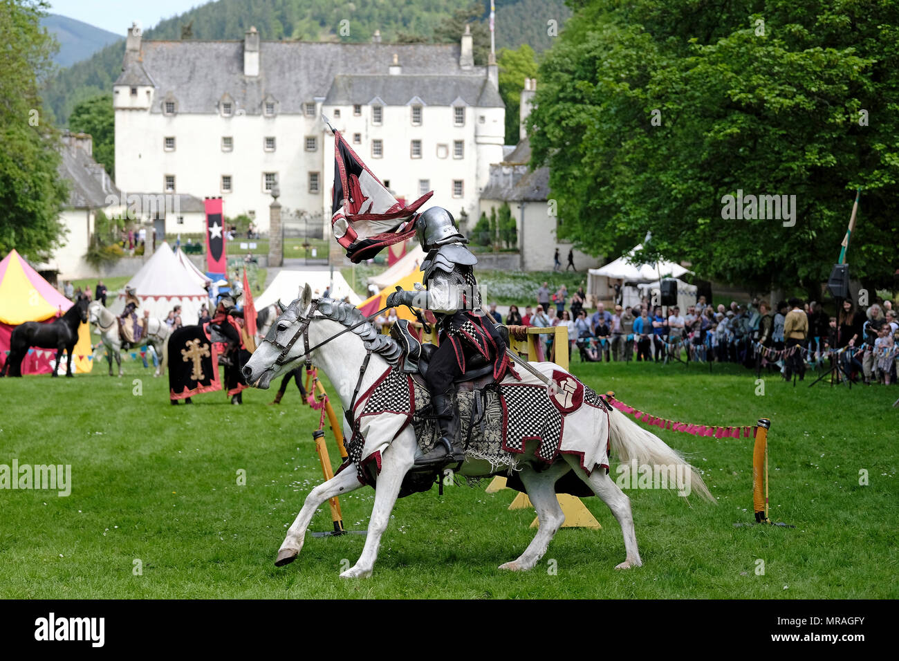 Innerleithen, Traquair House, au Royaume-Uni. 26.mai.2018. Traquair Fayre médiévale Le Fayre médiévale Traquair est seulement de l'Ecosse médiévale authentique et traditionnel est une combinaison imbattable de joutes médiévales de divertissement de bouffons dans les motifs de la plus ancienne maison habitée. Cet événement de deux jours continue de croître avec de reconstitution historique d'aussi loin que la France et la Pologne se joindre à artistes et commerçants traditionnels de tout le Royaume-Uni pour re-créer la vie dans l'époque médiévale. Crédit : Rob Gray/Alamy Live News Banque D'Images