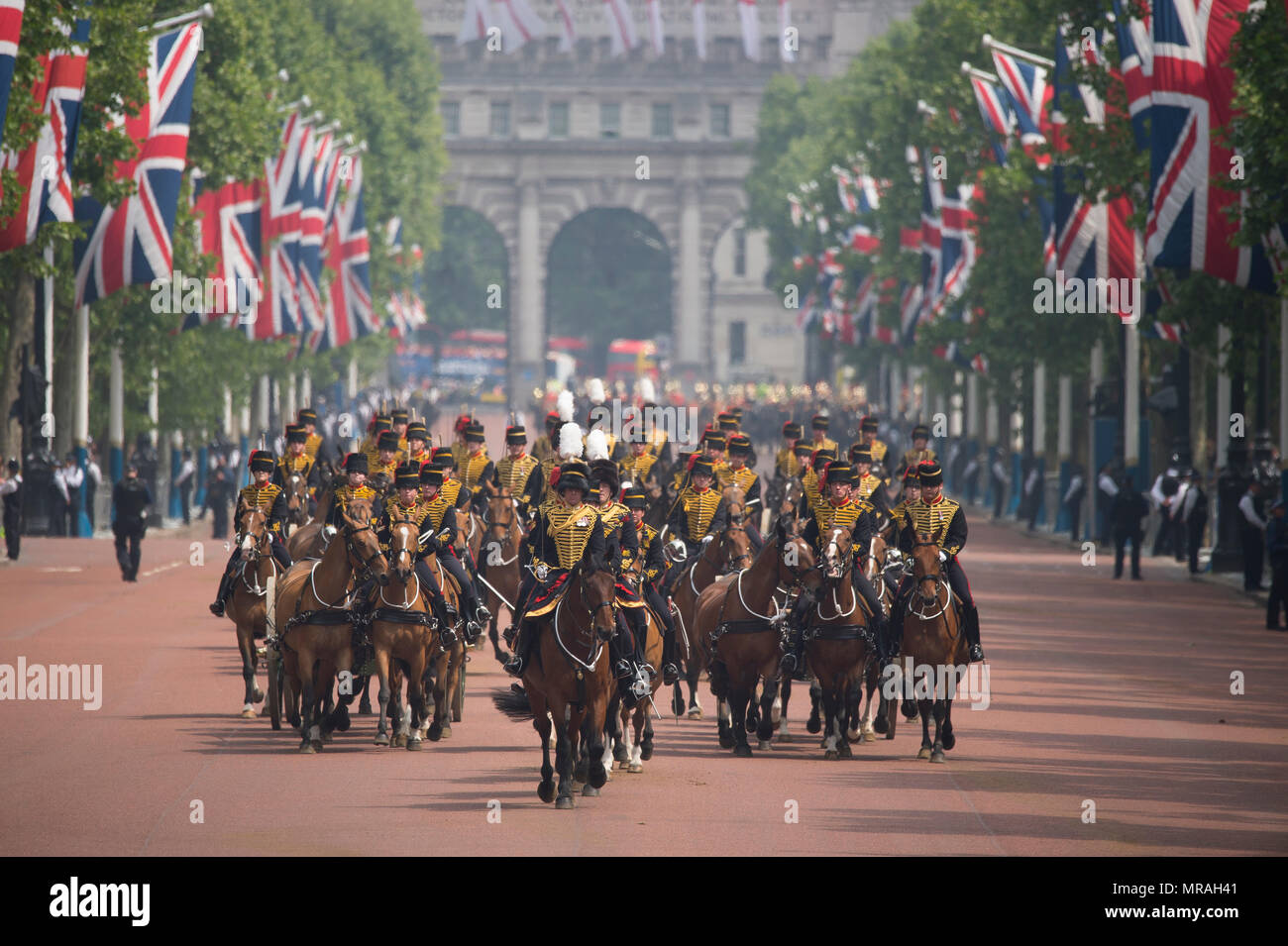 Le Mall, Londres, Royaume-Uni. 26 mai, 2018. L'examen général est tenu à chaleur étouffante, l'avant-dernière répétition pour la fête de la Reine Parade, également connu sous le nom de Parade la couleur. 1400 soldats de la Division des ménages et la troupe du Roi Royal Horse Artillery prendre part à cette répétition de pleine échelle. Credit : Malcolm Park/Alamy Live News. Banque D'Images