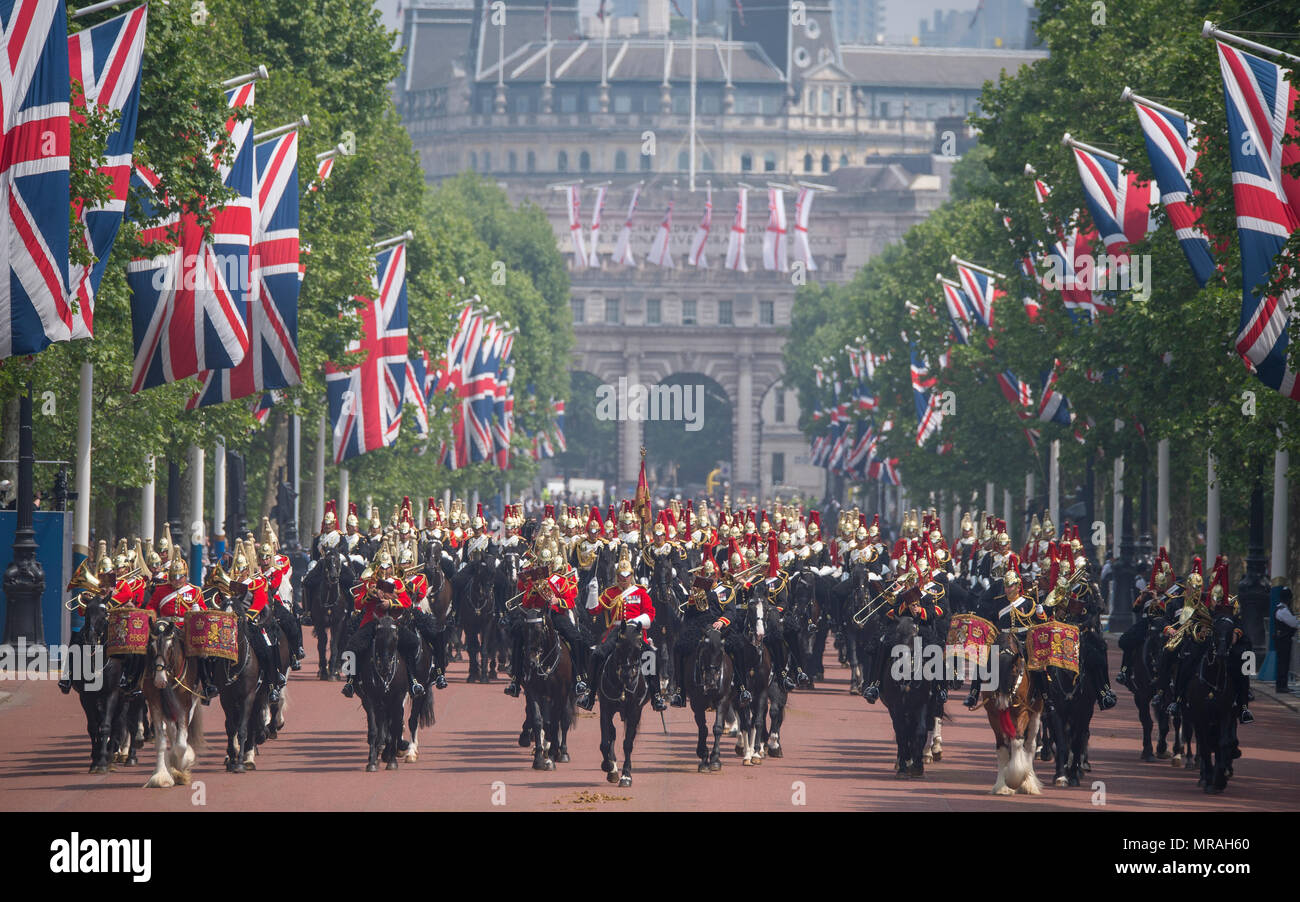 Le Mall, Londres, Royaume-Uni. 26 mai, 2018. L'examen général est tenu à chaleur étouffante, l'avant-dernière répétition pour la fête de la Reine Parade, également connu sous le nom de Parade la couleur. 1400 soldats de la Division des ménages et la troupe du Roi Royal Horse Artillery prendre part à cette répétition de pleine échelle. La cavalerie de famille mener la procession militaire le long de la Mall après la parade, vu depuis le Queen Victoria Memorial. Credit : Malcolm Park/Alamy Live News. Banque D'Images