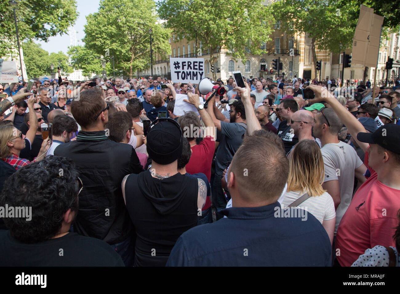London UK 26 mai 2018 les partisans d'extrême droite manifestation devant Downing Street exigeant la libération de Tommy Robinson, qui a été arrêté pour violation de la paix à l'extérieur d'une maison de la cour à Leeds le 25 mai sur la suspicion de violation de la paix. Banque D'Images