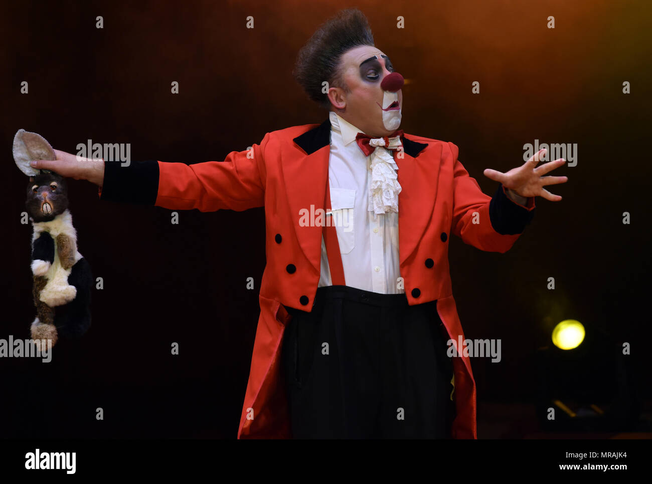 25 mai 2018, l'Allemagne, Düsseldorf : Le clown Eddy Neumann effectuant le soir de la première de la 'Circus Roncalli' au Rheinpark sous le titre 'Storyteller : Yesterday-Today-demain". Clowns, magiciens et artistes seront en mesure d'enchanter les amateurs de cirque du 25 mai au 24 juillet 2018. Cependant, les animaux tels que les chevaux, les éléphants et les poissons ne participer que les hologrammes. Photo : Horst Ossinger//dpa Banque D'Images