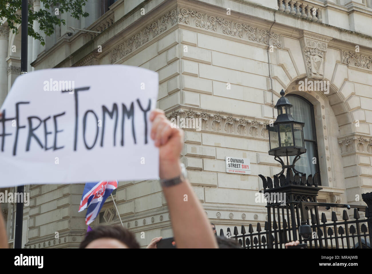 London UK 26 mai 2018 les partisans d'extrême droite manifestation devant Downing Street exigeant la libération de Tommy Robinson, qui a été arrêté pour violation de la paix à l'extérieur d'une maison de la cour à Leeds le 25 mai sur la suspicion de violation de la paix. Banque D'Images