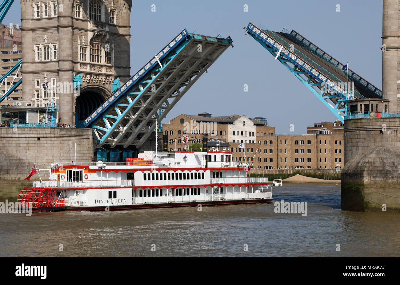 Londres, Royaume-Uni. 26 mai 2018. Tower Bridge soulevées pour Queen Dixie Paddlesteamer sur la Tamise à Londres Crédit : Paul Brown/Alamy Live News Banque D'Images
