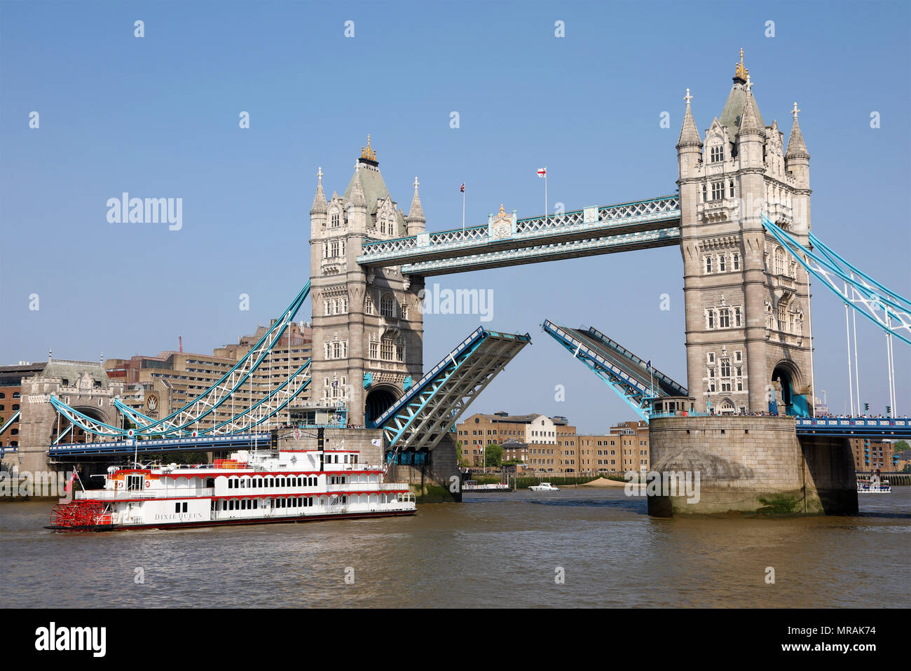 Londres, Royaume-Uni. 26 mai 2018. Tower Bridge soulevées pour Queen Dixie Paddlesteamer sur la Tamise à Londres Crédit : Paul Brown/Alamy Live News Banque D'Images