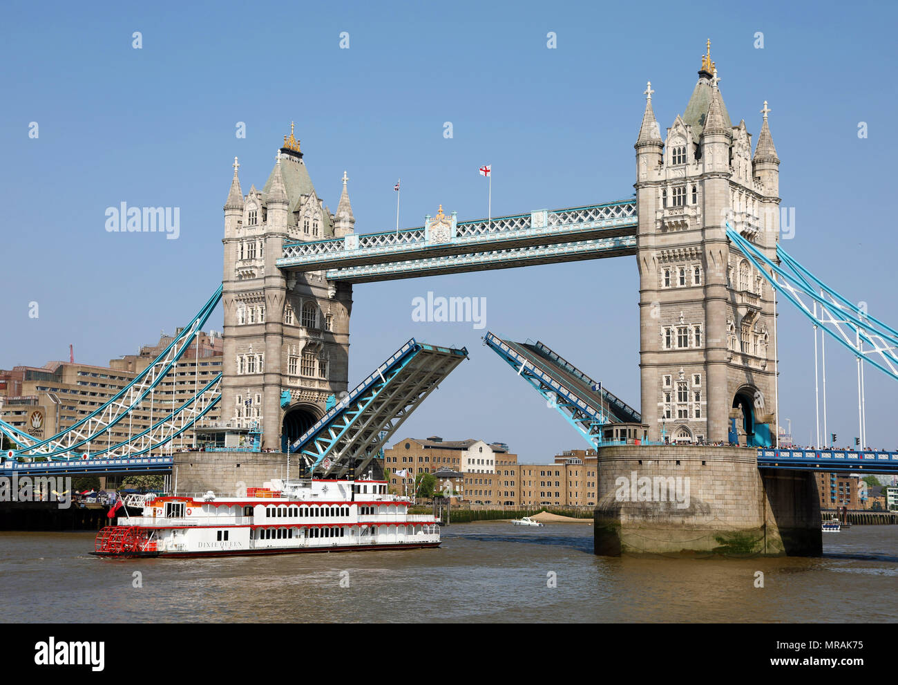 Londres, Royaume-Uni. 26 mai 2018. Tower Bridge soulevées pour Queen Dixie Paddlesteamer sur la Tamise à Londres Crédit : Paul Brown/Alamy Live News Banque D'Images