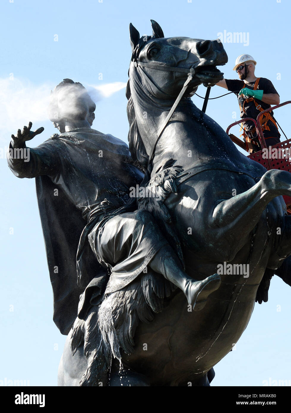 Saint-pétersbourg, Russie. 26 mai, 2018. Un travailleur de l'utilitaire Bronze Horseman, laver, une statue équestre de Pierre le Grand par le sculpteur français Etienne Maurice Falconet, en place du Sénat. Credit : Andreï Pronin/ZUMA/Alamy Fil Live News Banque D'Images