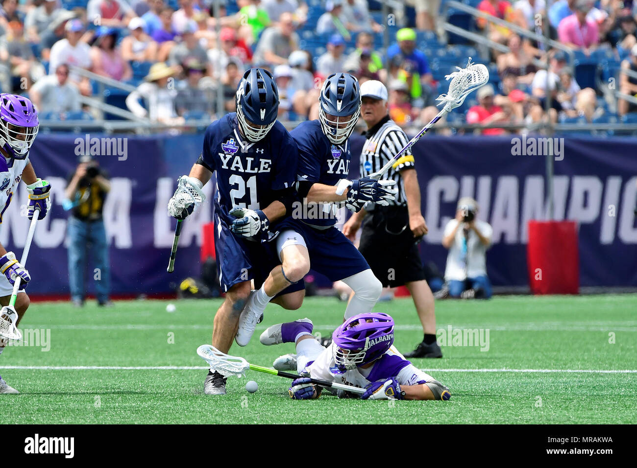 .26 mai 2018: Le milieu de terrain de Yale Bulldogs Conor Mackie (21) et l'attackman Jackson Morrill (15) s'affrontent en essayant d'éviter Albany les Grands Danois TD Ierlan (3) sur le terrain pendant la demi-finale de la division I Lacrosse de la NCAA entre Yale et Albany, tenue au stade Gillette, à Foxborough, Massachusetts. Yale bat Albany 20-11. Eric Canha/CSM.corrige le Yale n° 15 mal identifié Banque D'Images