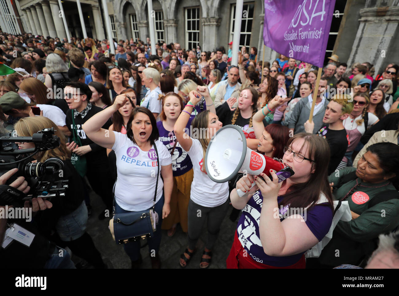 Dublin, Irlande. 26 mai 2018. Scènes de liesse à la suite d'un référendum au château de Dublin centre ce soir, que l'Irlande huit abroge la modification de la Constitution qui avait assimilé la vie de l'enfant à naître à la vie de la mère. Crédit photo : Laura Hutton/Alamy Live News. Banque D'Images