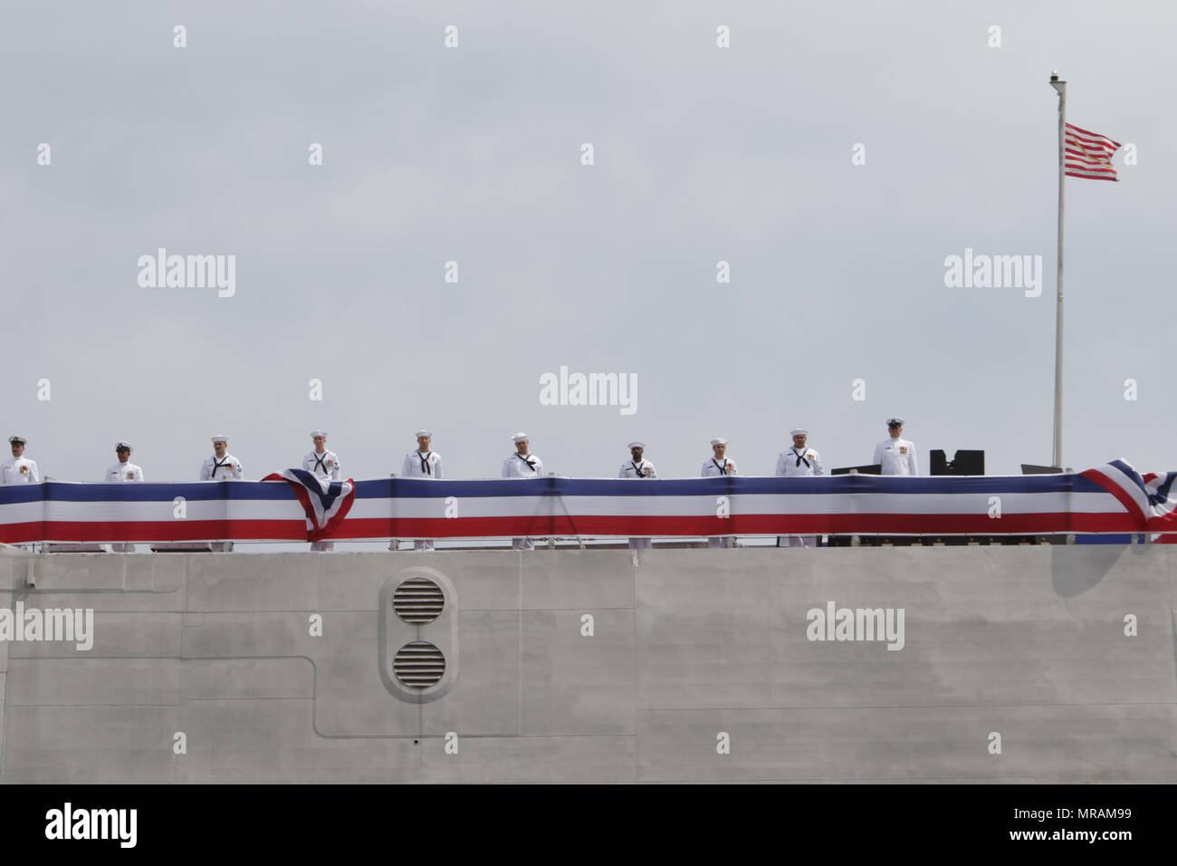 New Hampshire, USA. 26 mai 2018. Les marins les rails de l'homme Littitorial Navire de combat, USS Manchester (LCS-14) comme il est placé dans le Samedi, Mai 26th, 2018 à Portsmouth, New Hampshire. Crédit : Michele Peterson/Alamy Live News Banque D'Images