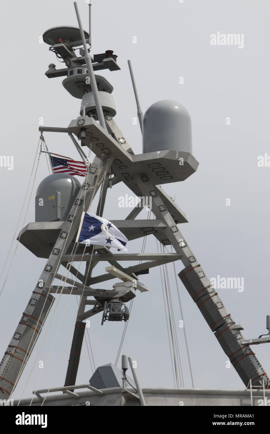 New Hampshire, USA. 26 mai 2018. Le Littitorial Navire de combat, USS Manchester (LCS-14) est placé dans le Samedi, Mai 26th, 2018 à Portsmouth, New Hampshire. La national ensign, fanion et la mise en drapeau de la chef des opérations navales de voler le mât de l'USS Mancheter. Crédit : Michele Peterson/Alamy Live News Banque D'Images