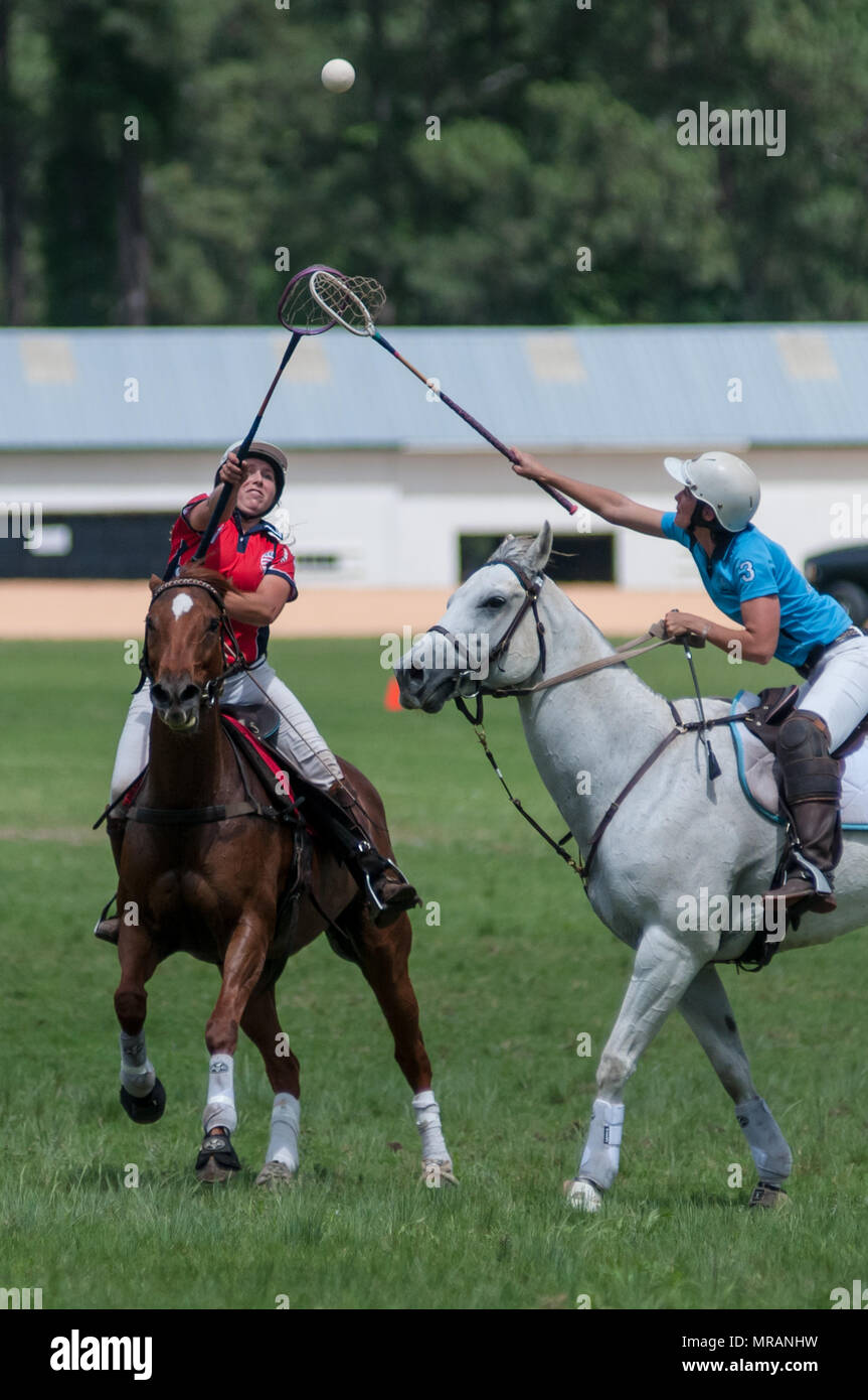 Pinehurst, Caroline du Nord, USA. 26 mai, 2018. 26 mai 2018 - Pinehurst, Caroline du Nord, USA - Megan Waggener, de Pulaski, New York, (1), et Emma Hall, Johannesburg, Afrique du Sud, regardez jusqu'à contrôler la balle pendant un match amical entre l'équipe de la Coupe du Monde de l'Association Polocrosse et des équipes en provenance d'Afrique du Sud, à la voie du faisceau de Pinehurst, Pinehurst, N.C. L'équipe américaine sera en compétition dans la Coupe du Monde de Polocrosse 2019 dans le Queensland, Australie, du 22 au 28 avril. Credit : Timothy L. Hale/ZUMA/Alamy Fil Live News Banque D'Images