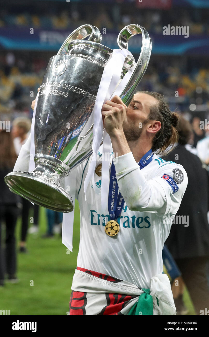 Kiev, Ukraine. 26 mai, 2018. Gareth Bale du Real Madrid baisers le trophée  après la finale de la Ligue des Champions entre le Real Madrid et Liverpool  au Complexe sportif national Olimpiyskiy