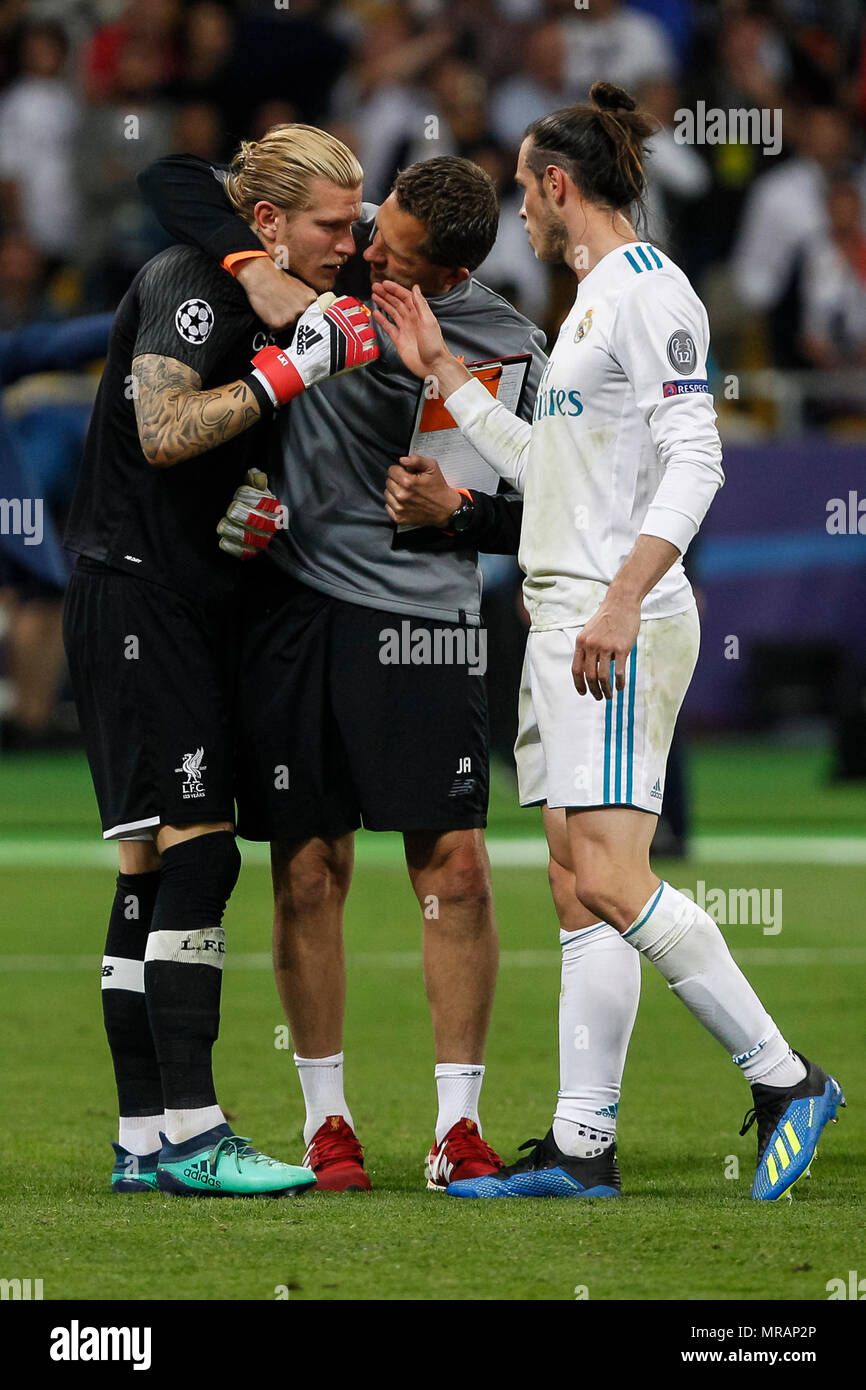 Kiev, Ukraine. 26 mai, 2018. Gareth Bale du Real Madrid vidéo Loris Karius  avait de Liverpool après le match de finale de la Ligue des Champions entre  le Real Madrid et Liverpool