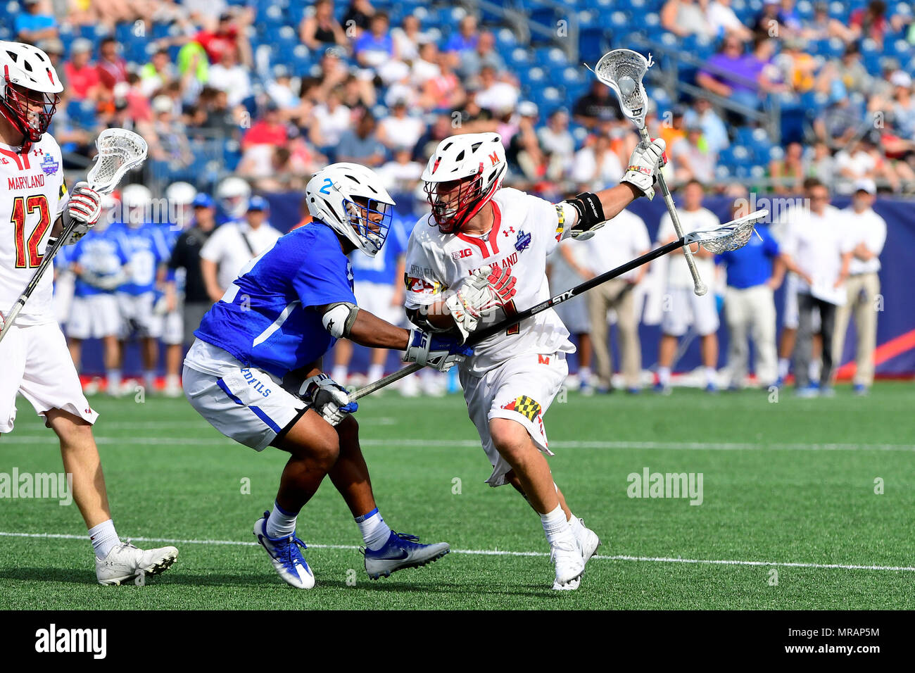 Foxborough, Massachusetts le 26 mai 2018. Duke Blue Devils JT Giles-Harris defender (2) vérifie le Maryland Terrapins terrain Connor Kelly (1) au cours de la NCAA Division I La Crosse demi-finale entre le Duc et le Maryland, qui a eu lieu au Stade Gillette à Foxborough, Massachusetts), Duc bat Maryland 13-8. Eric Canha/CSM/Alamy Live News Banque D'Images