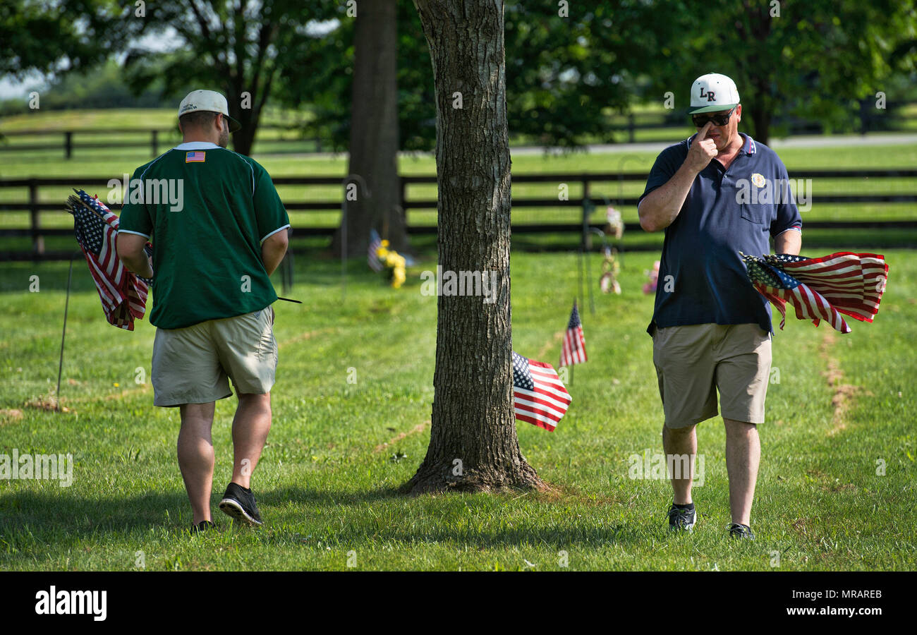 UNITED STATES : Mai 26, 2018 : Daniell et James Grenier de baseball de l'American Legion du bénévolat au cimetière de l'Union à Leesburg durant une journée de repérage des tombes des anciens combattants. Les deux prochains jours, les membres de la SCV, Anciens combattants des guerres étrangères, Filles de la Révolution américaine, de l'American Legion, les Scouts, les équipes de baseball de l'American Legion et autres organisations vont définir les drapeaux sur les tombes à Loudoun pour Memorial Day lundi. (Photo par Douglas Graham/Loudoun maintenant) Crédit : William Graham/Alamy Live News Banque D'Images