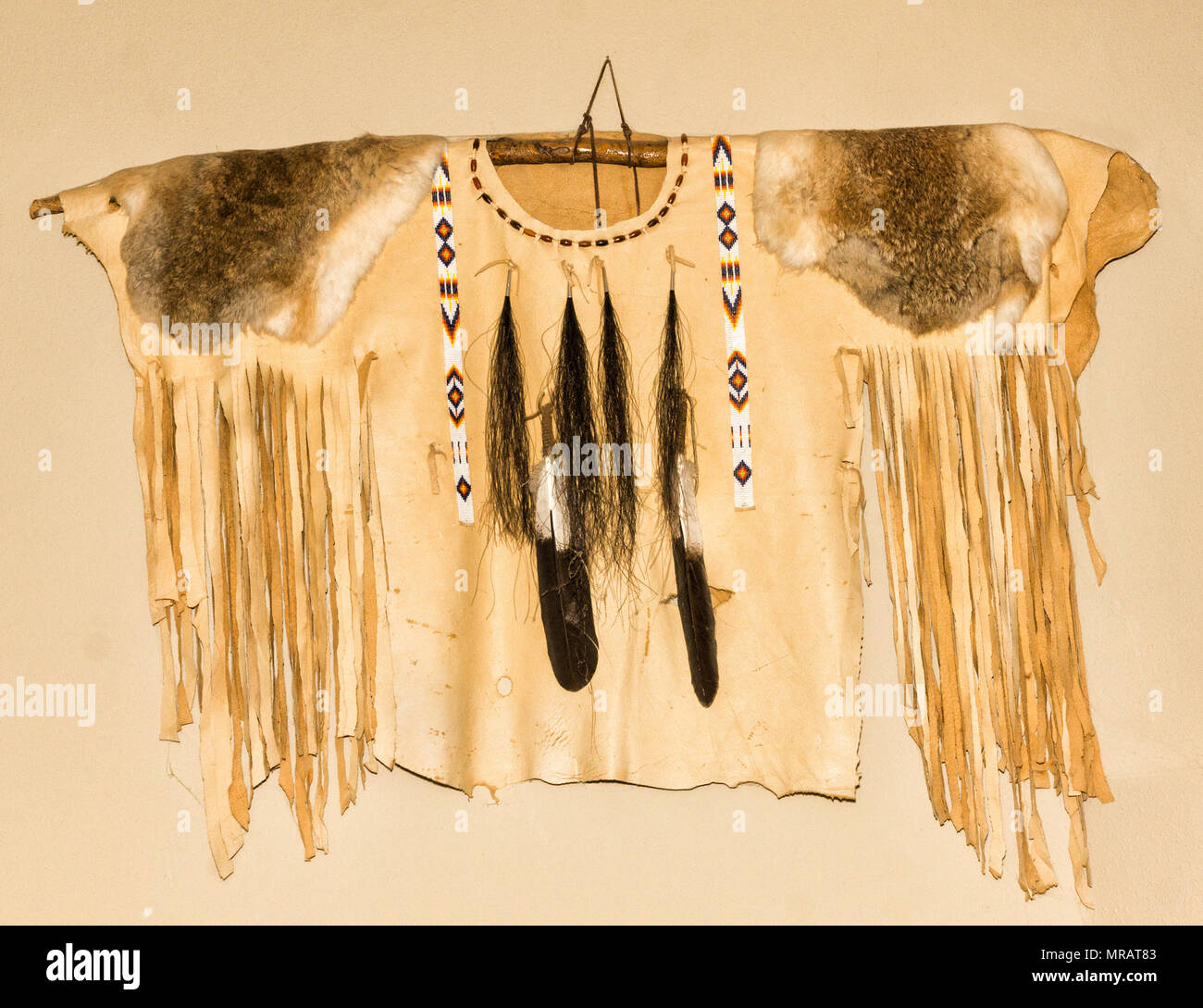 Native American Shirt cuir avec perles, plumes, peaux de lapin et de franges. Banque D'Images