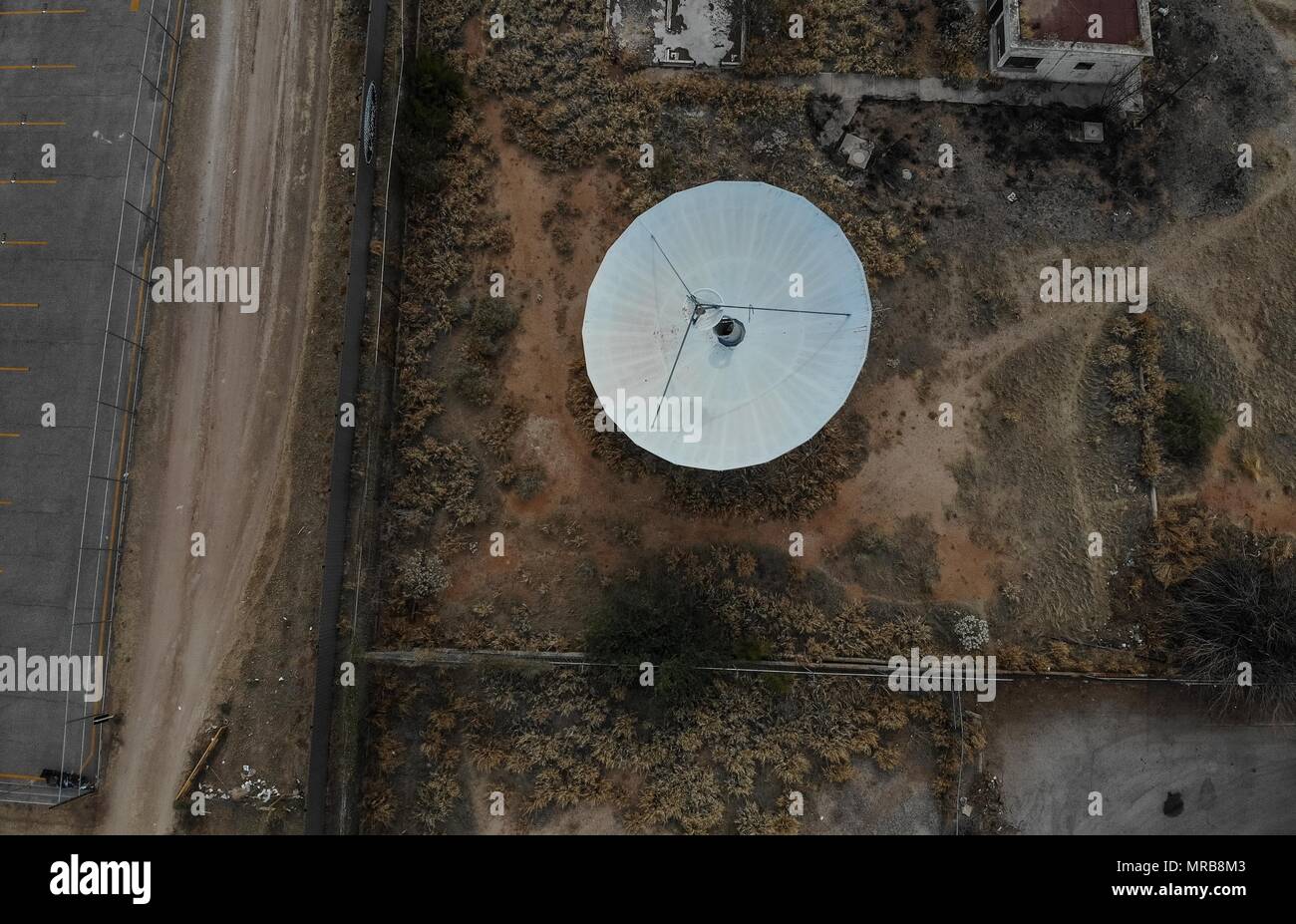 L'antenne de communications par satellite. signal, signal satellite, la réception du signal. L'espace, futur, la technologie d'antenne de communications par satellite. señal, Banque D'Images