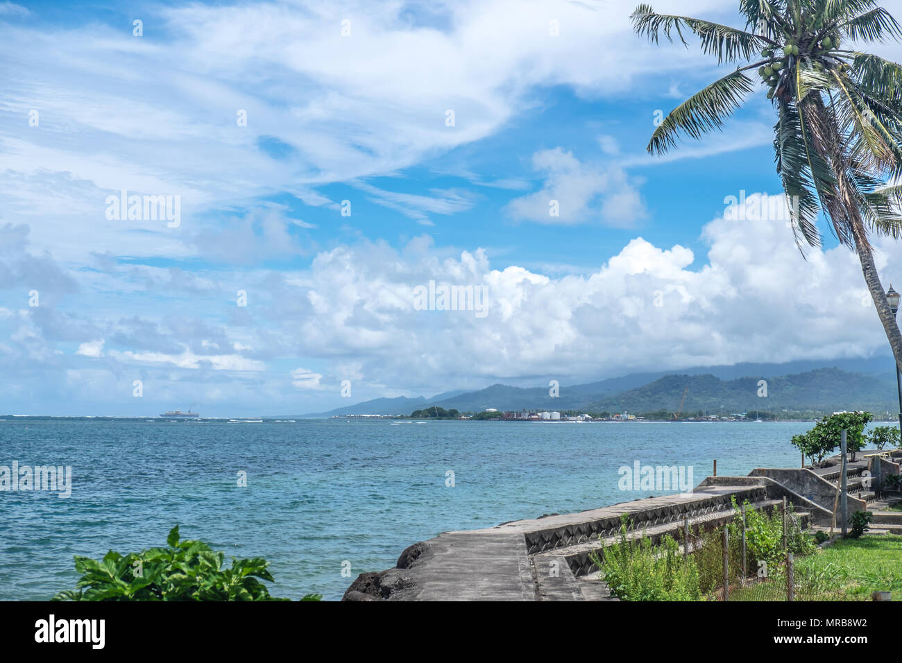 Le port et le bord de l'Apia, avec port de la navigation commerciale et porte-conteneurs en arrière-plan - l'île d'Upolu, dans l'ouest de Samoa, du Pacifique Sud Banque D'Images