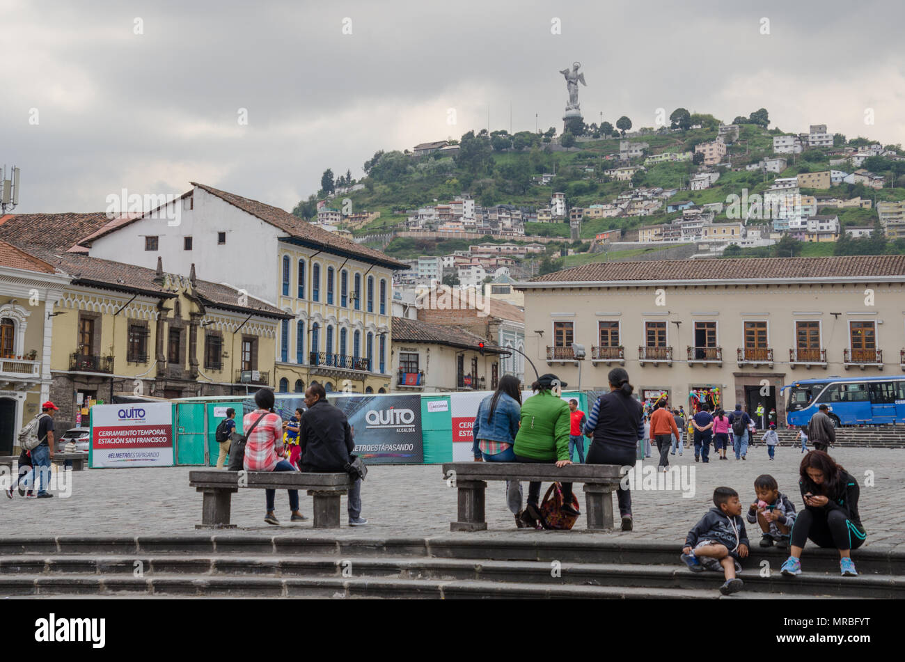 Les sections locales profitant de l'époque coloniale et le centre historique de Quito, avec jusqu'à la Vierge de El Panecillo, Quito, Équateur. Banque D'Images