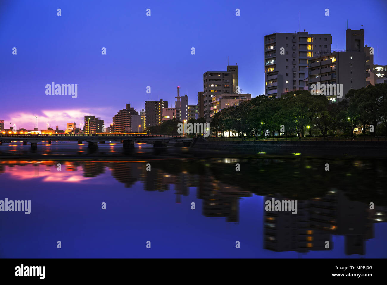 Un pont au crépuscule à Hiroshima au Japon Banque D'Images