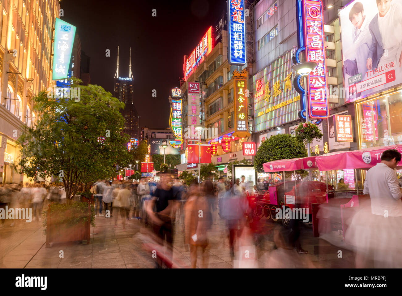 Scène de nuit de la rue commerçante très éclairée du Nanjang Road à Shanghai la plus grande ville de Chine Banque D'Images