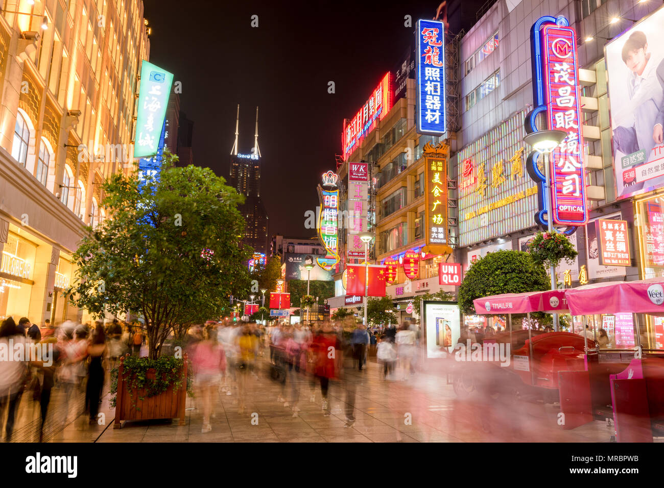 Scène de nuit de la rue commerçante très éclairée du Nanjang Road à Shanghai la plus grande ville de Chine Banque D'Images