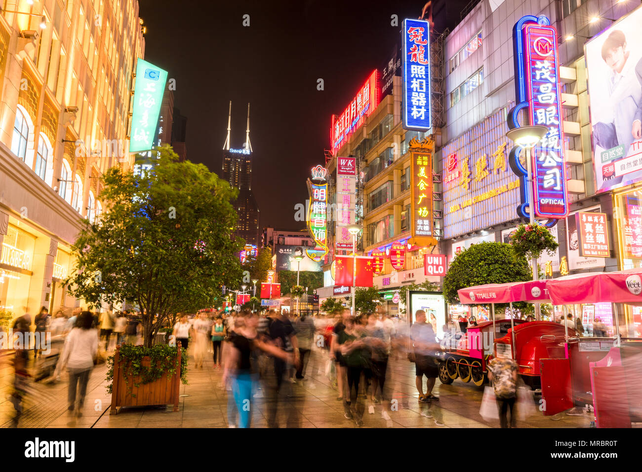 Scène de nuit de la rue commerçante très éclairée du Nanjang Road à Shanghai la plus grande ville de Chine Banque D'Images
