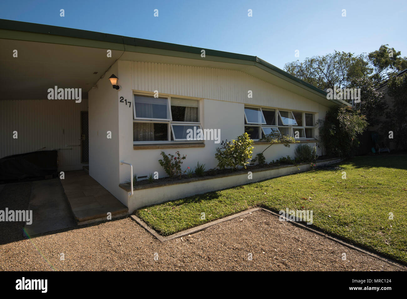 Une histoire unique des années 60, l'acier de construction brique double (marche arrière) papillon accueil pavillon avec 3 chambres et un abri pour voiture de style moderniste design. Banque D'Images