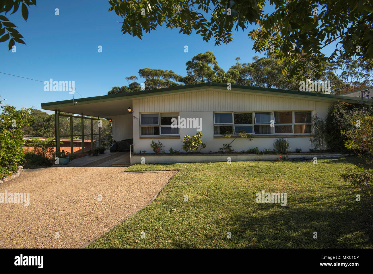 Une histoire unique des années 60, l'acier de construction brique double (marche arrière) papillon accueil pavillon avec 3 chambres et un abri pour voiture de style moderniste design. Banque D'Images