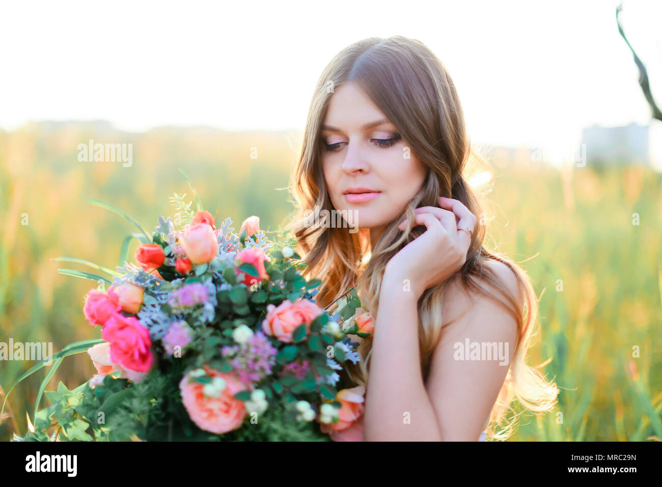 Jeune Femme Avec Bouquet De Fleurs En Arrière Plan Permanent