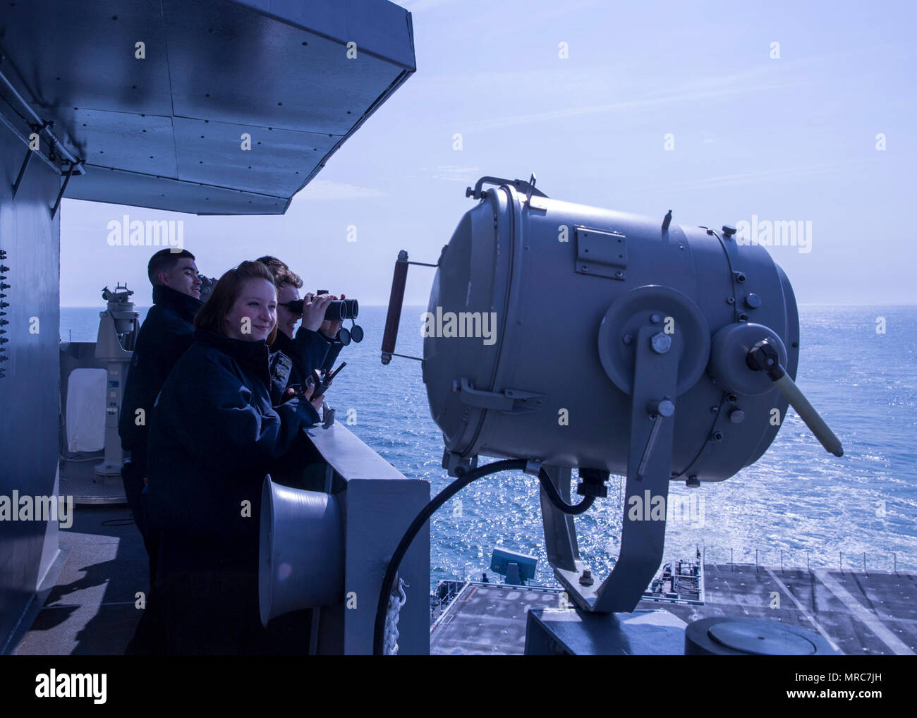 NORFOLK, Virginie (14 avril 2017) -- Les marins affectés à l'unité Pre-Commissioning Gerald R. Ford (CVN 78) opérations de numérisation du ministère de l'eau comme le navire se prépare à entrer dans le port. La première classe de navire -- le premier porte-avions américain nouveau design en 40 ans - a passé plusieurs jours à la réalisation d'essais en mer du constructeur, un test complet de bon nombre des principaux systèmes du navire et des technologies. Banque D'Images