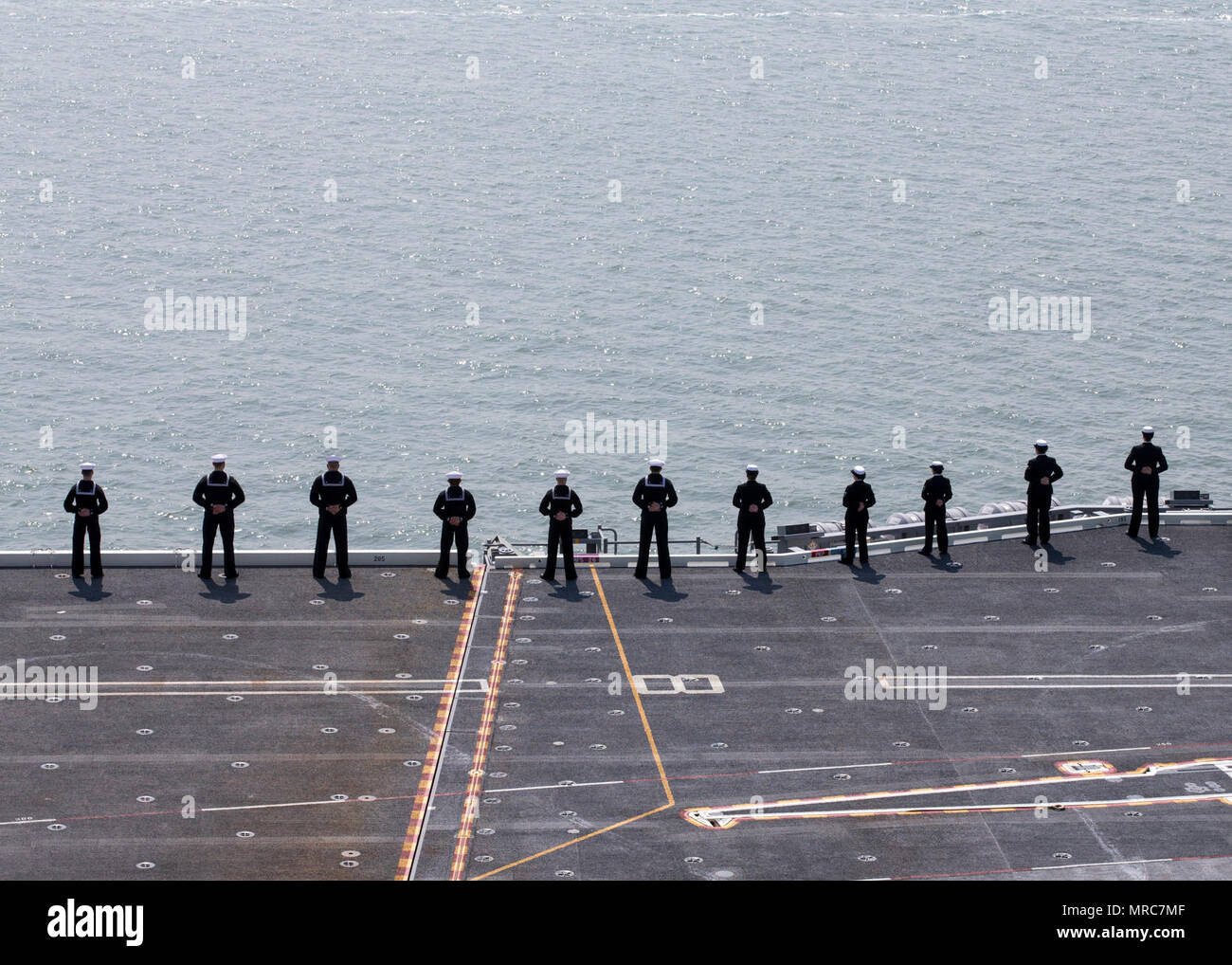 NORFOLK, Virginie (14 avril 2017) -- Les marins affectés à l'unité Pre-Commissioning Gerald R. Ford (CVN 78) les rails que le navire entre dans le port. La première classe de navire -- le premier porte-avions américain nouveau design en 40 ans - a passé plusieurs jours à la réalisation d'essais en mer du constructeur, un test complet de bon nombre des principaux systèmes du navire et des technologies. Banque D'Images