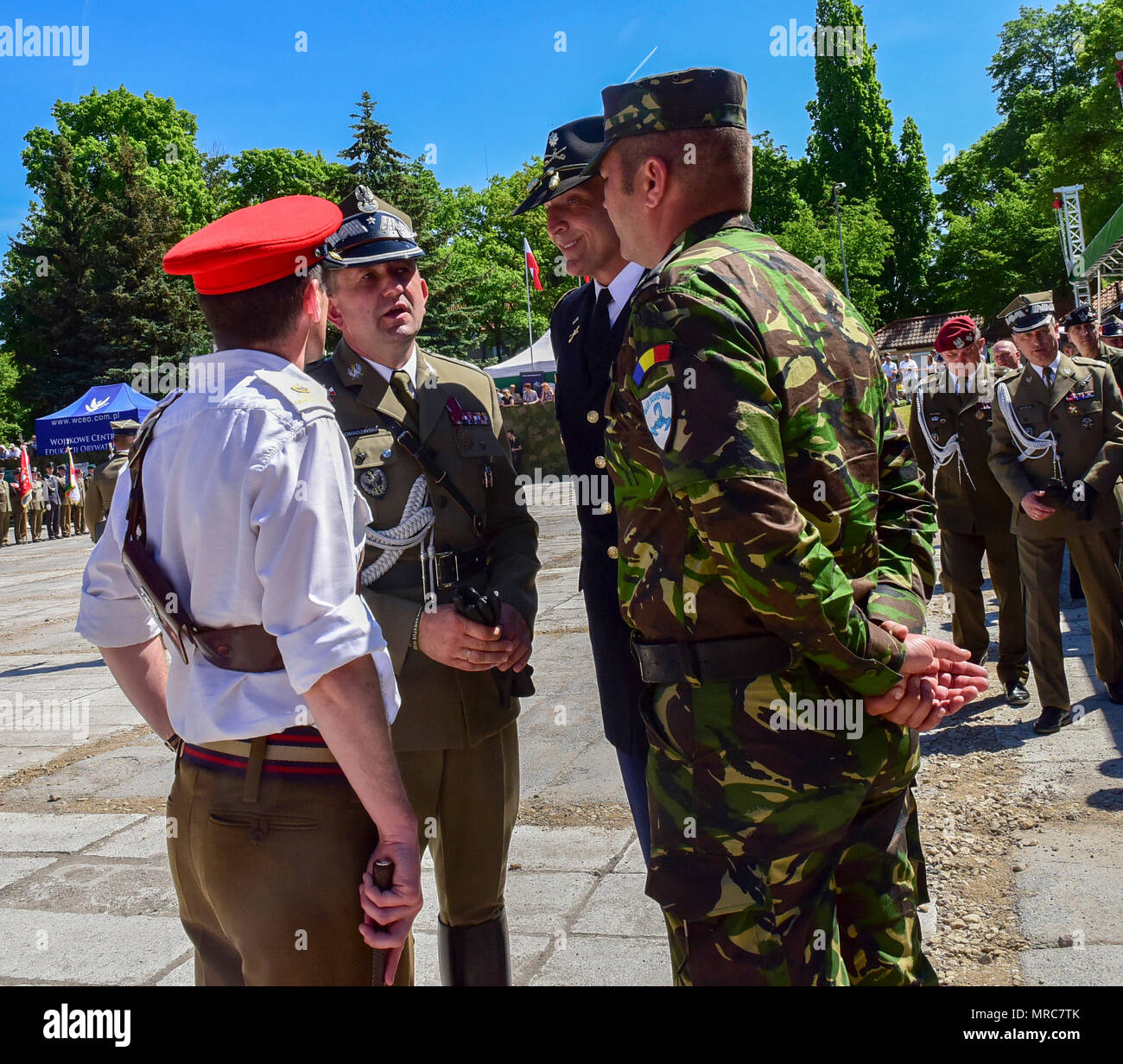 15e Brigade mécanisée général Jaroslaw Gromadzinski meeets (centre) avec le Lieutenant-colonel Steven Gventer, commandant du Groupement tactique de la Pologne ; le Maj Noel Claydon-Swales, U.K. Light Dragoons Commandant et le Major Dumitru roumaine Cristian, Scorpions bleu avant que le commandant de la cérémonie de la Journée des anciens combattants polonais en Gizyco 28 mai, en Pologne. Banque D'Images