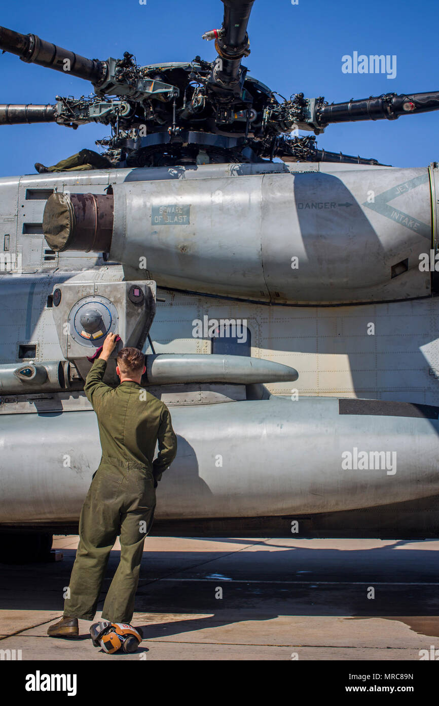 Marine Corps Nicholas Neal, une ligne de vol avec l'hélicoptère lourd Mécanicien Marine Escadron (HMH) 466, nettoie un CH-53E Super Stallion lors d'armes et tactiques cours instructeurs (WTI) 2-17 au Naval Air Facility El Centro, en Californie, le 14 avril 2017. Le WTI est tenue deux fois par an au Marine Corps Air Station (MCAS) Yuma (Arizona) pour fournir aux étudiants une formation détaillée pour être pratiqué sur les différentes gammes en Arizona et en Californie. Banque D'Images