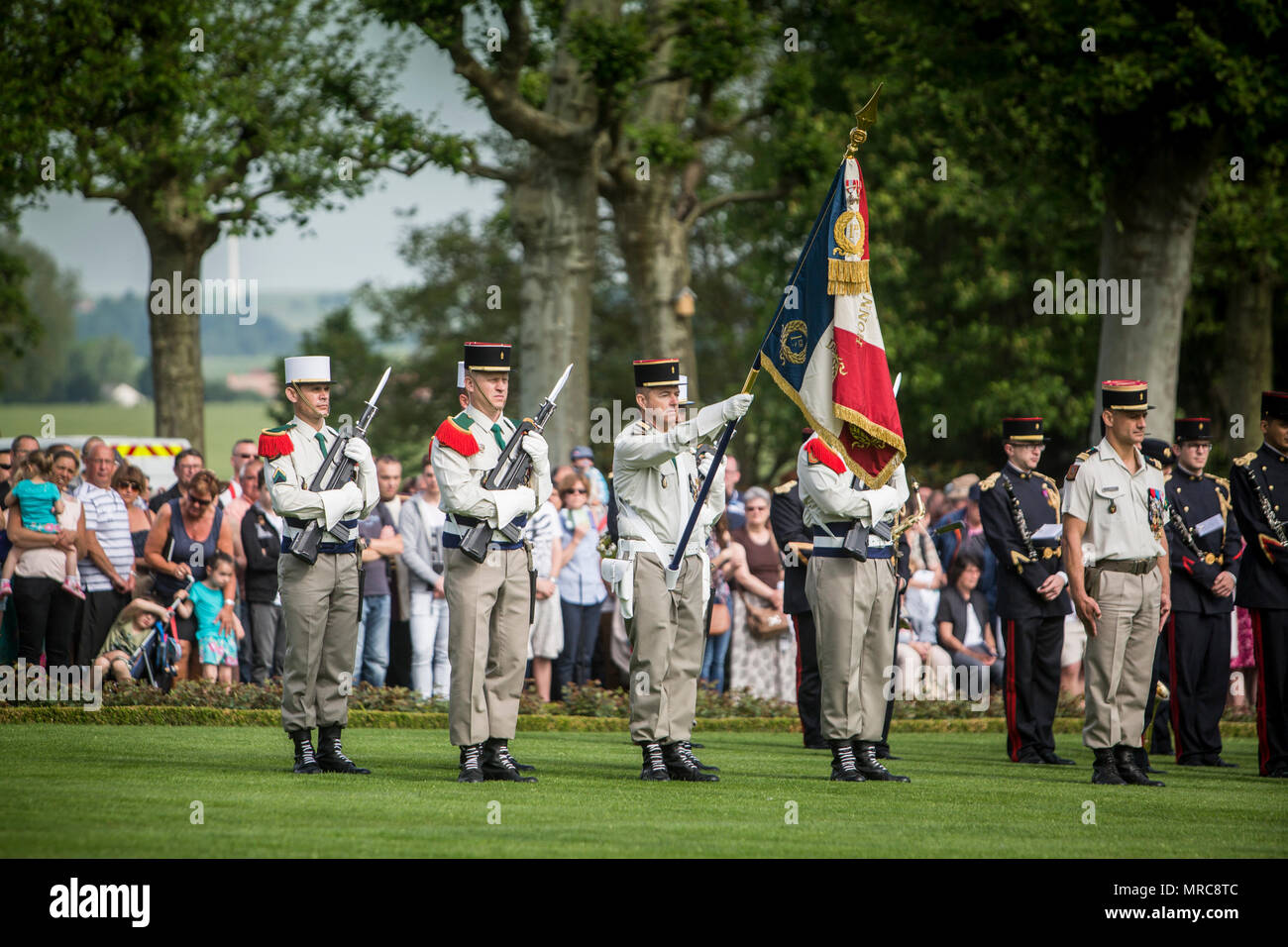 Une couleur française Guard présente les couleurs à Aisne-Marne Cimetière Américain pour commémorer les héros tombés à Nancy, France le 28 mai 2017. Cette journée de commémoration cérémonie a eu lieu en l'honneur du 99e anniversaire de la bataille de Belleau Wood. (U.S. Marine Corps photo par le Sgt. Erik Estrada/libérés) Banque D'Images