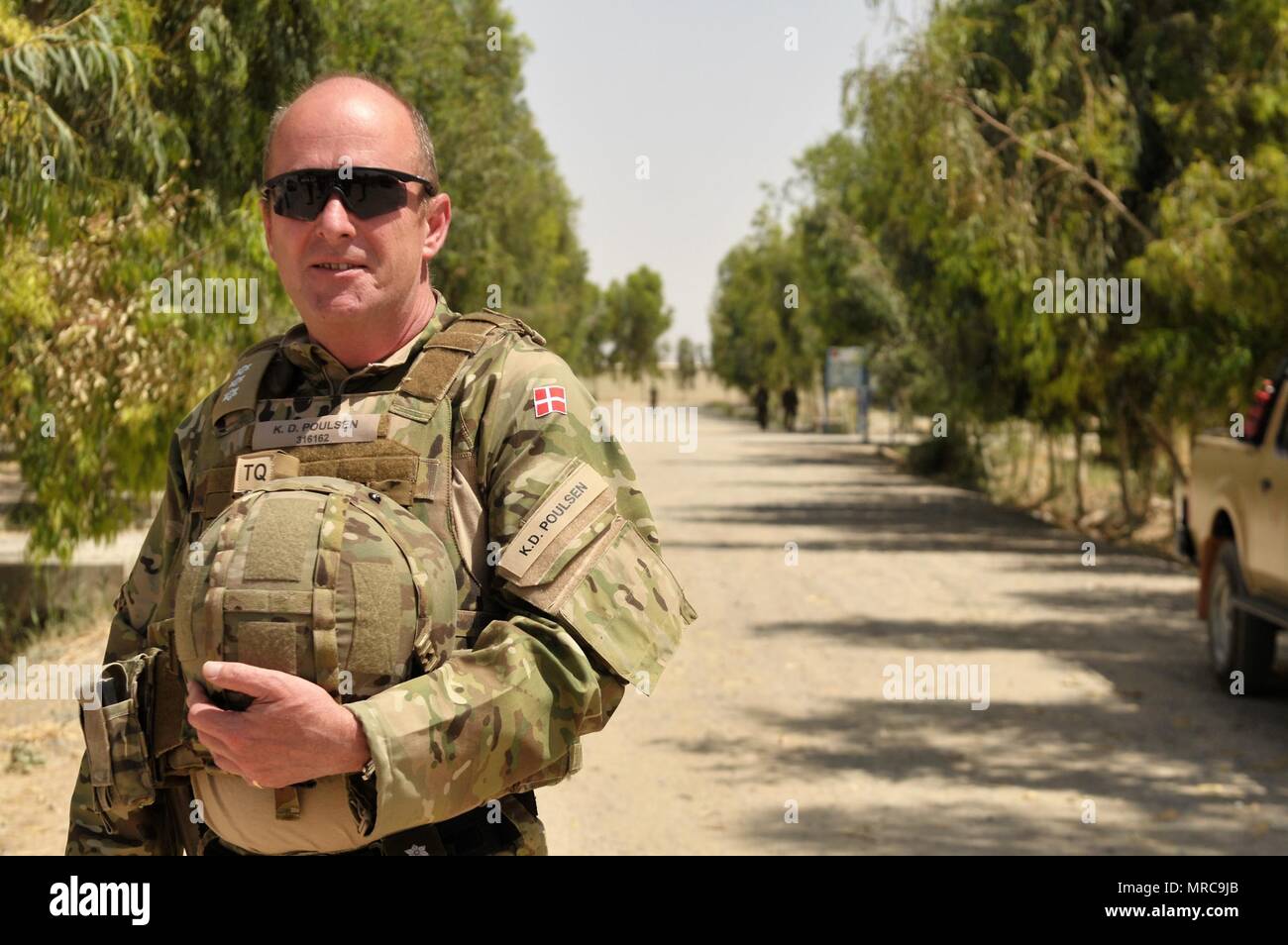 Kaboul, Afghanistan - Le Colonel Danois Kim Poulsen, attaché à la défense à l'ambassade danoise en Afghanistan, se dresse sur la route où la paix et la Fondation danoise de stabilisation, en coordination avec Combined Security Transition conjointe (CSTC-A), est l'auteur d'une somme de 1,5 millions de dollars et le projet d'amélioration de drainage de la route prévue pour l'été 2017. Ce projet fait partie de l'Escadre aérienne de Kandahar (KAW) Zone de soutien de la vie sur l'aérodrome de Kandahar, qui abrite le vol, et le personnel de maintenance au sol. Le projet permettra d'améliorer la capacité du KAW pour protéger la population de l'Afghanistan. Banque D'Images