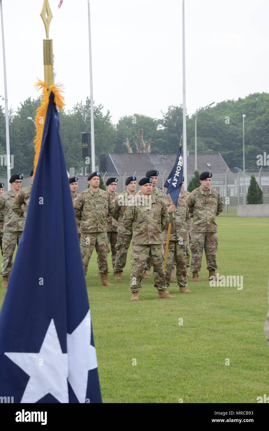 Des soldats américains affectés à la Compagnie Bravo, Bataillon d'AFNorth en position stand présents pendant la cérémonie de passation de commandement, dans le Grand quartier général des Puissances alliées en Europe, Mons, Belgique, 24 mai 2017. (U.S. Photo de l'armée par Visual Spécialiste de l'information Pascal Demeuldre) Banque D'Images