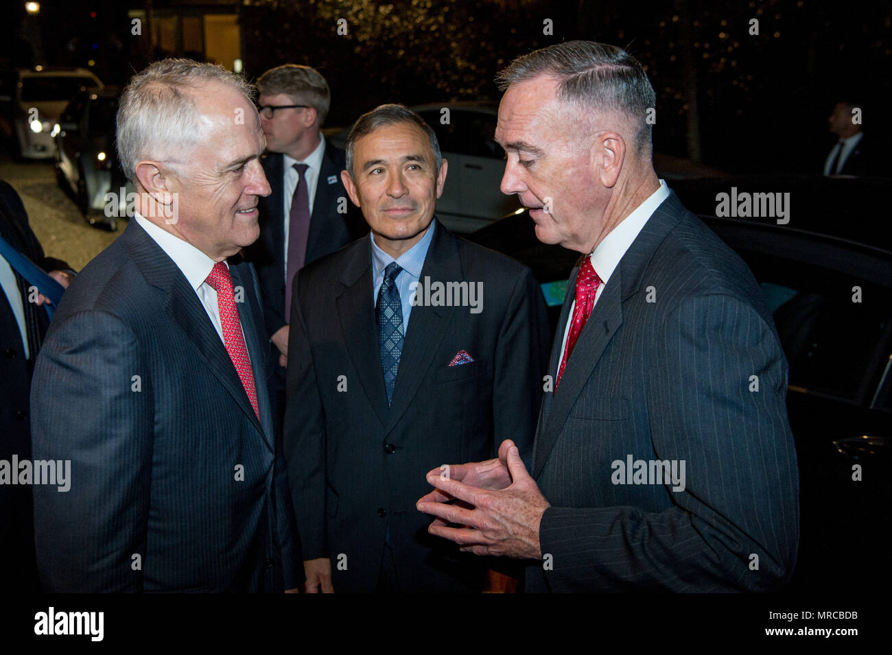 Le Premier ministre australien, Malcolm Turnbull se félicite de SMA. Harry Harris, le commandant du Commandement du Pacifique, et les chefs d'état-major général Joseph Dunford pour la maison Kiribilli à Sydney, Australie, le 5 juin 2017. (DOD photo par le sergent de l'US Air Force. Jette Carr) Banque D'Images