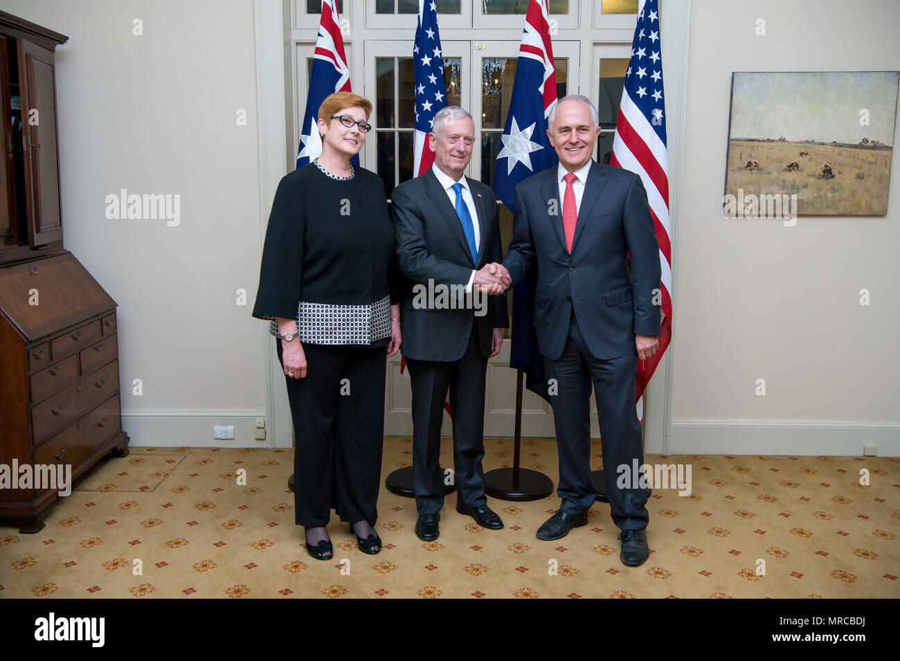 Le ministre australien de la Défense Marise Payne, secrétaire de la Défense Jim Mattis et le Premier Ministre australien, Malcolm Turnbull posent pour une photo à la maison Kiribilli à Sydney, Australie, le 5 juin 2017. (DOD photo par le sergent de l'US Air Force. Jette Carr) Banque D'Images