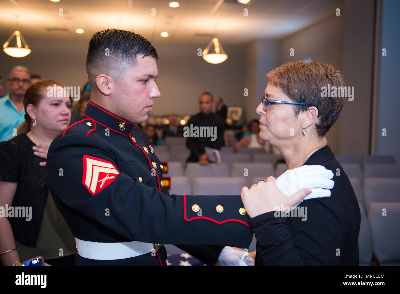 Le Caporal des Marines américain Juan Martinez, Marine Barracks, à Washington, D.C., consoles Maribel Lebrón, mère de l'Aviateur Senior décédé Gabriel Antonio Fuentes Lebrón, 18e Escadron des Forces de sécurité, Kadena Air Base, au Japon, lors de funérailles à Orange Park, en Floride, le 1 juin 2017. Martinez et Lebrón étaient amis d'enfance et ont été stationnés ensemble dans l'Okinawa à Kadena Air Base. (U.S. Photo de l'Armée de l'air par la Haute Airman Greg Nash) Banque D'Images