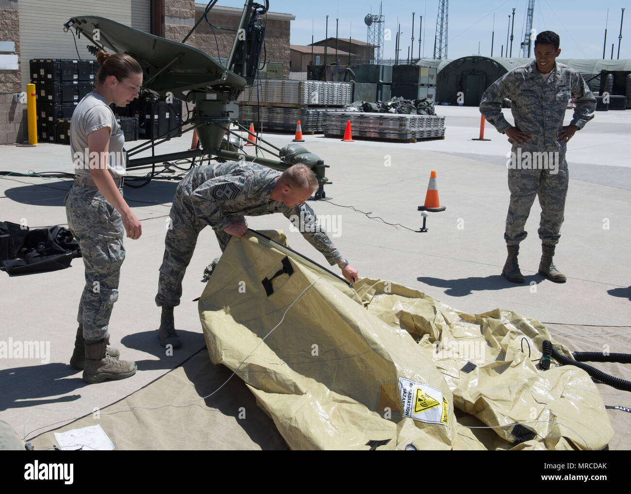 Le sergent-chef Mark Hurst, 552nd Air Control Wing (Centre de commandement en chef) assemble une petite trousse de communication avec l'aide du 726e Escadron de l'air, le 31 mai 2017, à Mountain Home Air Force Base, Texas. La GATR (Transmission et réception de l'antenne au sol) peut être mis en place en aussi peu que 36 minutes, qu'un satellite qui peut prendre de quatre à six heures. (U.S. Air Force photo par un membre de la 1re classe Jeremy D. Wolff/libérés) Banque D'Images