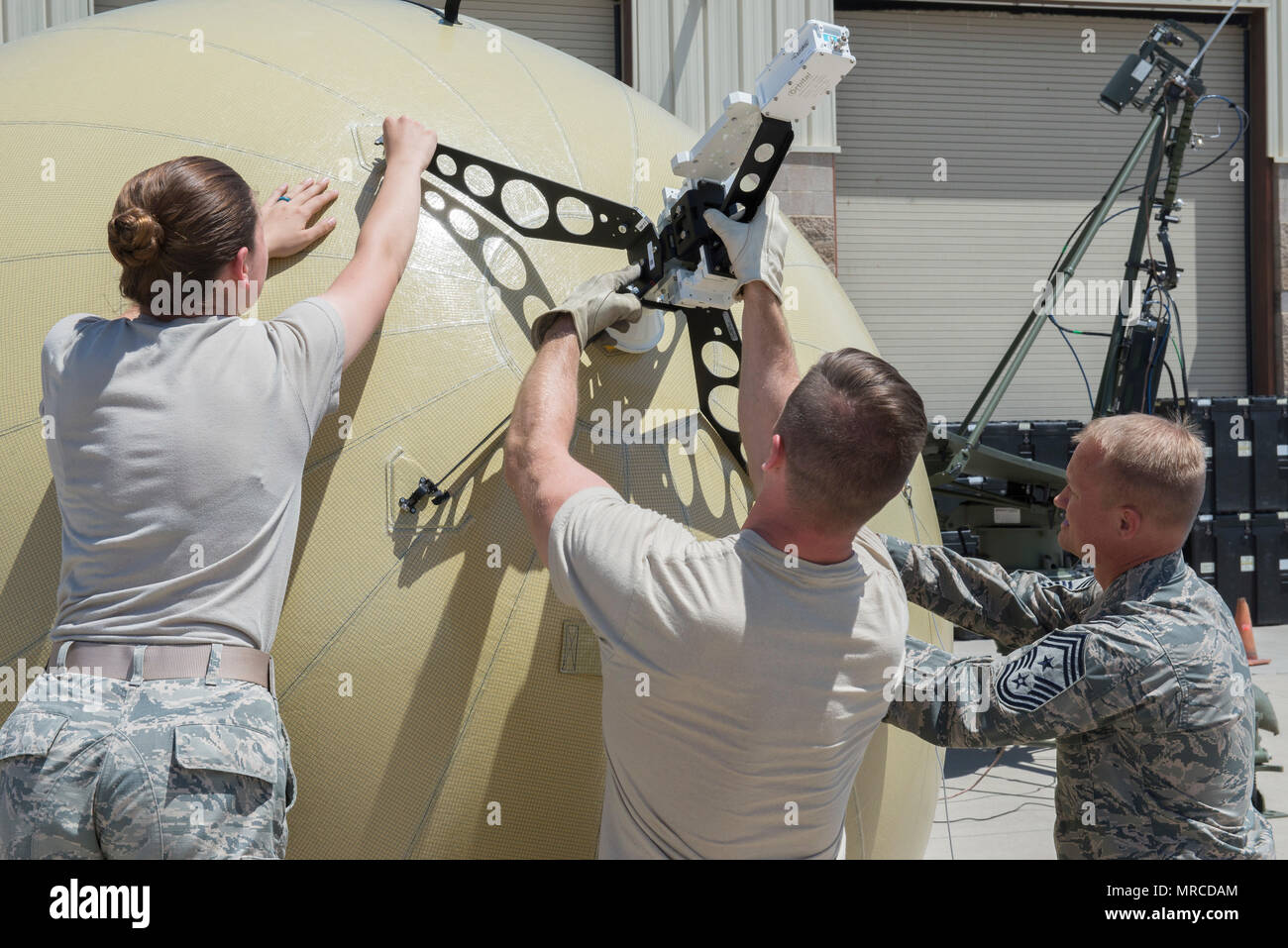 Le sergent-chef Mark Hurst, 552nd Air Control Wing, chef de commande (à droite) est montré comment assembler le petit dossier de communication par les membres de la 726e Escadron de l'air, le 31 mai 2017, à Mountain Home Air Force Base, Texas. Le 726e est le premier Air Control Squadron pour tester le système et signaler si c'est quelque chose qu'ils doivent continuer à travailler avec. (U.S. Air Force photo par un membre de la 1re classe Jeremy D. Wolff/libérés) Banque D'Images